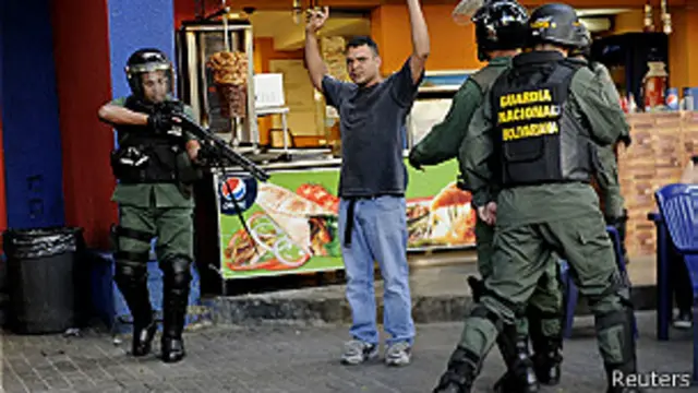 Guardias rodean a hombre