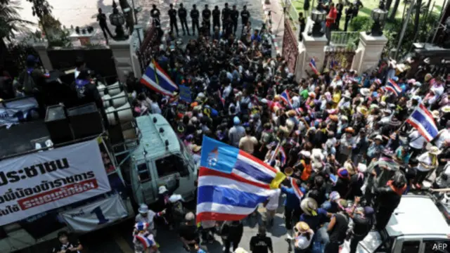 احتجاجات ضد الحكومة خارج المقر الرئيسي للشرطة في بانكوك 6 مارس 2014