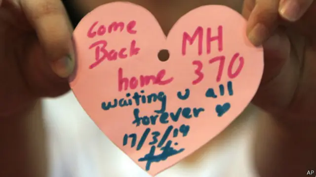 යානයේ මගීන් යලි එනතුරු බලා සිටින ඥාතීන්