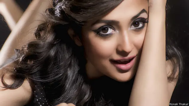 مغربی بنگال سے تعلق رکھنے والی مونالی کے والد شکتی ٹھاکر بھی گلوکار ہیں