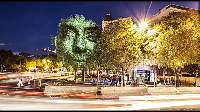 Munidojetx esporte da sorteum projetor, um computador e um gerador portátil, francês Philippe Echaroux projeta retratosjetx esporte da sorteárvores, edifícios, armazéns e pedras  