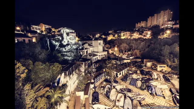 Munidojetx esporte da sorteum projetor, um computador e um gerador portátil, francês Philippe Echaroux projeta retratosjetx esporte da sorteárvores, edifícios, armazéns e pedras 