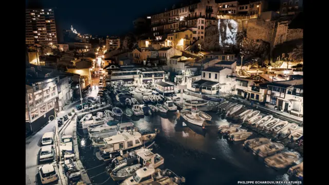 Munidojetx esporte da sorteum projetor, um computador e um gerador portátil, francês Philippe Echaroux projeta retratosjetx esporte da sorteárvores, edifícios, armazéns e pedras  