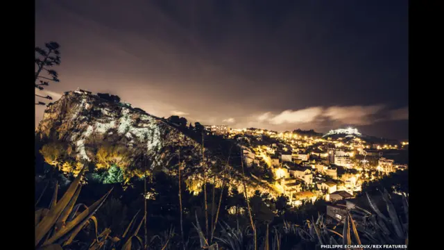 Munidojetx esporte da sorteum projetor, um computador e um gerador portátil, francês Philippe Echaroux projeta retratosjetx esporte da sorteárvores, edifícios, armazéns e pedras 