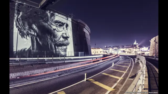 Munidojetx esporte da sorteum projetor, um computador e um gerador portátil, francês Philippe Echaroux projeta retratosjetx esporte da sorteárvores, edifícios, armazéns e pedras 