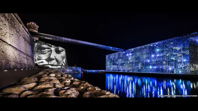 Munidojetx esporte da sorteum projetor, um computador e um gerador portátil, francês Philippe Echaroux projeta retratosjetx esporte da sorteárvores, edifícios, armazéns e pedras  