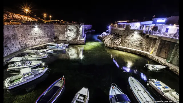 Munidojetx esporte da sorteum projetor, um computador e um gerador portátil, francês Philippe Echaroux projeta retratosjetx esporte da sorteárvores, edifícios, armazéns e pedras  