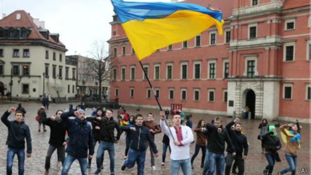 Участники демонстрации в поддержку Украины в Варшаве, 16 марта 2014 г..