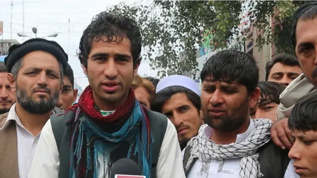 حمیدالله: "غواړم په ټاکنو کې ګډون وکړم. زموږ د کورنۍ ټولو غړو د رایې ورکولو کارتونه اخیستي او رایه ورکوي. موږ به هغه چا ته رایه ورکړو چې د افغانستان ولس ته خدمت وکړي او د بیارغونې چارې ترسره کړي. زموږ هیله دا ده چې داسې یو څوک ولسمشر شي چې د افغانستان حالت ښه کړي." 