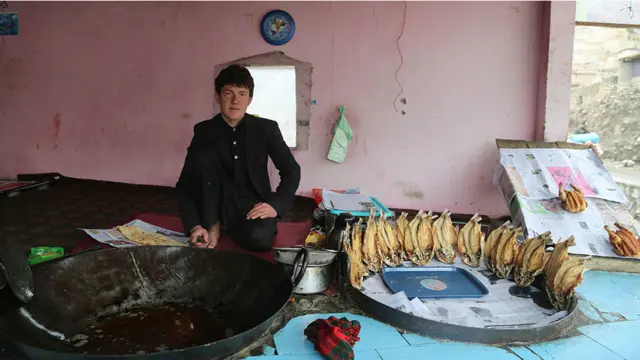 کب پلورونکی زیورشاه: "سږکال لومړی ځل دی چې ما د رایې ورکولو کار اخیستی او د ټاکنو ورځې ته انتظار باسم چې ګډون په کې وکړم. غواړم داسې یو څوک د افغانستان د ولسمشر په توګه غوره کړم چې افغانستان ته امنیت راولي او ځوانانو ته د کار زمینه برابره کړي."