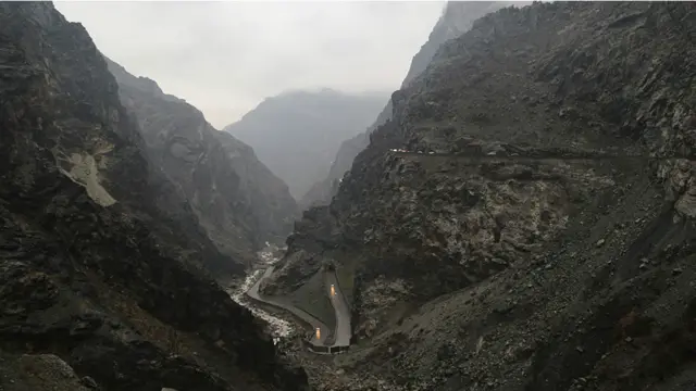 د ننګرهار ولایت په ځینو سیمو کې د حکومت مخالفین فعال دي او کله ناکله په دغو سیمو کې امنیت ګډوډوي.