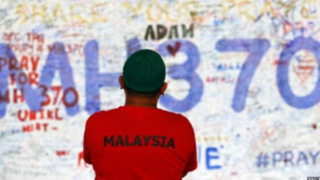 Pessoa observa mensagemaprendendo a jogar pokerapoio a passageiros e tripulantesaprendendo a jogar pokervoo desaparecido MH3700, da Malaysia Airlines, no Aeroporto Internacionalaprendendo a jogar pokerKuala Lumpur (Reuters)