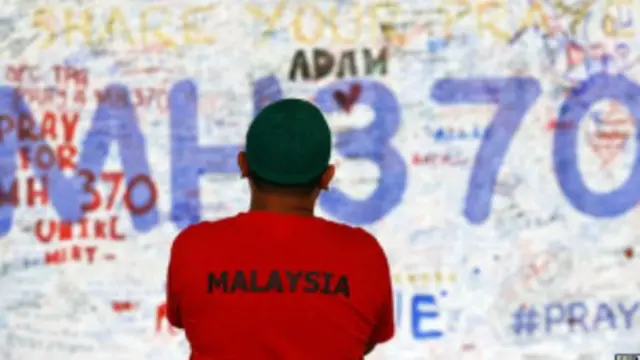 Pessoa observa mensagem de apoio a passageiros e tripulantes de voo desaparecido MH3700, da Malaysia Airlines, no Aeroporto Internacional de Kuala Lumpur (Reuters)