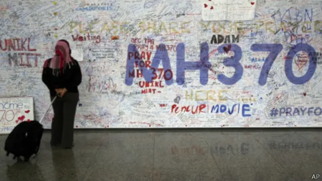 Mural de tributos al vuelo desaparecido
