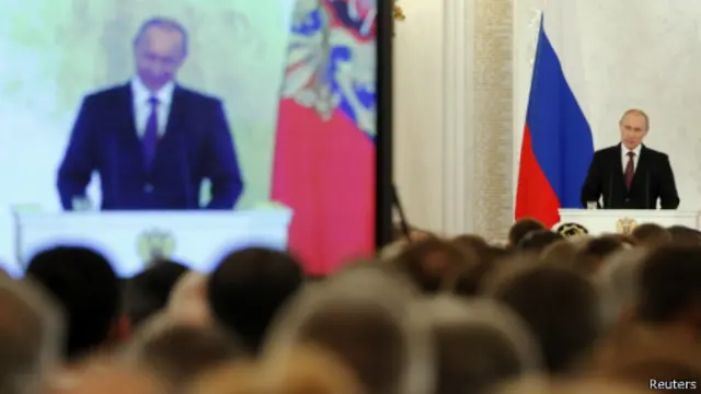 Рейтинг Путин растет в России, а на Западе ему угрожают изоляцией