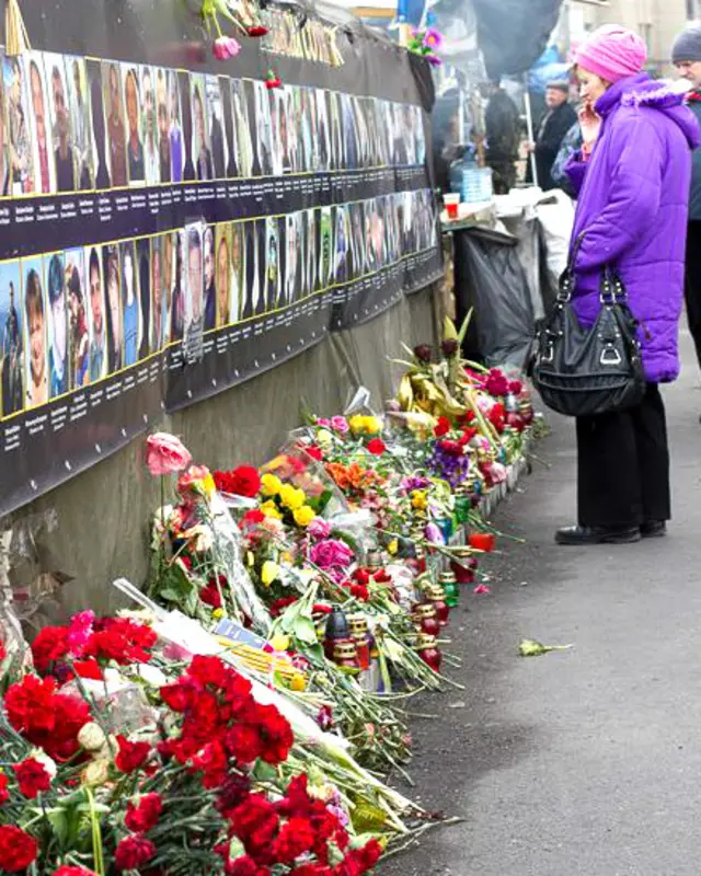 افشین توضیح داده است: یادبودها مربوط به کشته‌شدگان این میدان است و بسیاری از مردم هر روز دسته‌های گل و شمع در این مکان و در کنار عکسهای آن‌ها می گذارند.