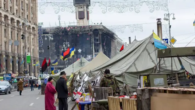 به نوشته افشین: هریک از این چادرها نماینده یک منطقه از اوکراین است و در برخی از آن‌ها برای افراد مستقر در میدان غذا طبخ می‌شود.