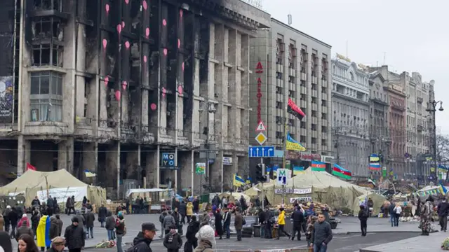 افشین نوشته: هر روز در این میدان گردهمایی‌ همراه با اجرای موسیقی برگزار می‌شود.