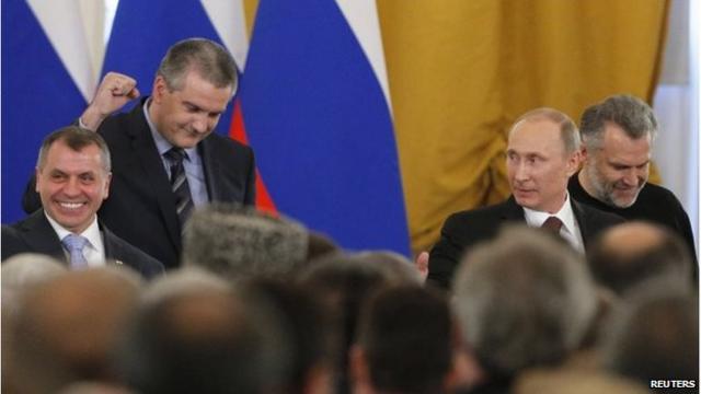 克里米亞領導人與俄羅斯總統普京簽署條約後表示慶祝。