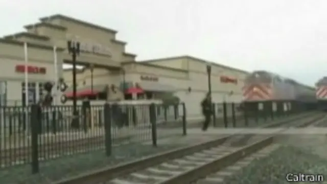 Outras três pessoas também atravessaram os trilhos momentos antes do trem passar