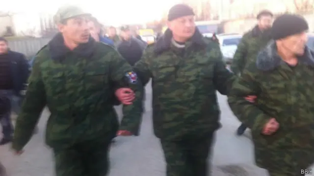 Пророссийские силы пытались оттеснить журналистов с места инцидента