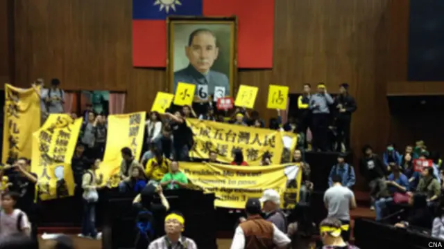 مظاہرین منگل کو رات گئے پارلیمان میں گھس آئے اور انھوں نے باہر جانے سے انکار کردیا ہے