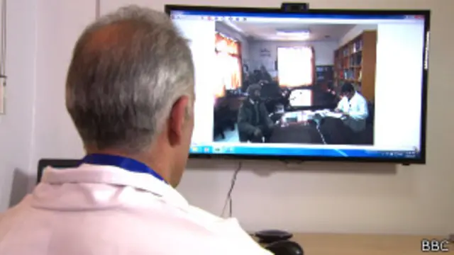 در روش معاینه از دور، پزشک متخصص در یک طرف و بیمار، همراه با پزشک عمومی در طرف دیگر به‌صورت ویدیویی یکدیگر را می‌بینند و معاینه پزشکی انجام می‌شود