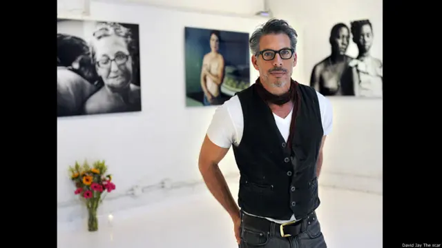 El fotógrafo David Jay en la exposición de su proyecto fotográfico sobre cicatrices The Scar