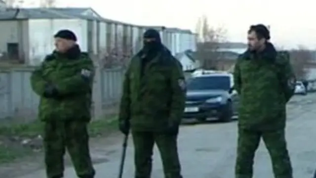 在克里米亚乌克兰军事基地外的身份不明武装人员 