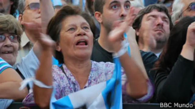 Mujer canta y hace palmas
