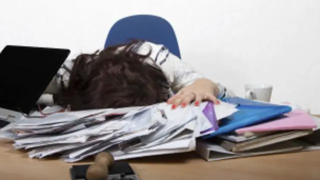 mujer colapsada por el trabajo