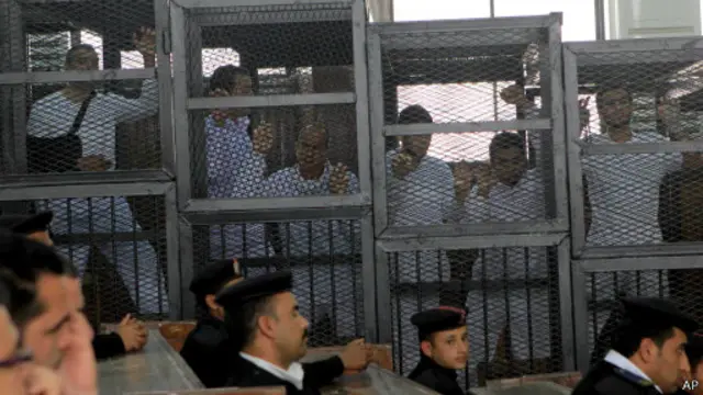 يحاكم غريسته مع 19 صحفيين آخرين بتهم منها مساعدة جماعة إرهابية.