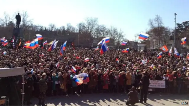 Những người ủng hộ Nga tụ tập tại Sevastopol để nghe tường thuật bài phát biểu của Tổng thống Putin