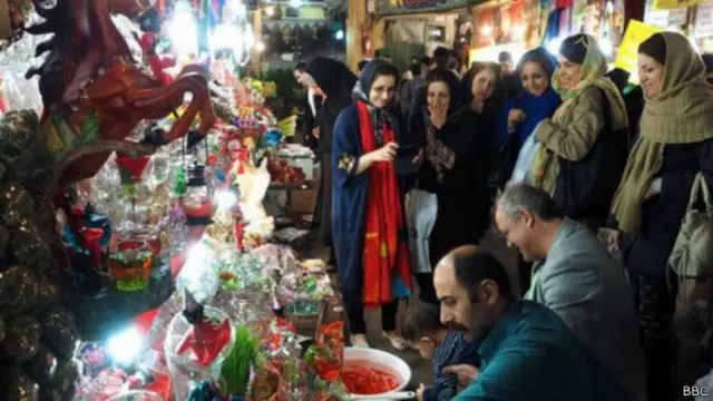 تكتظ شوارع طهران بالبضائع استعدادًا لاستقبال العام الفارسي الجديد