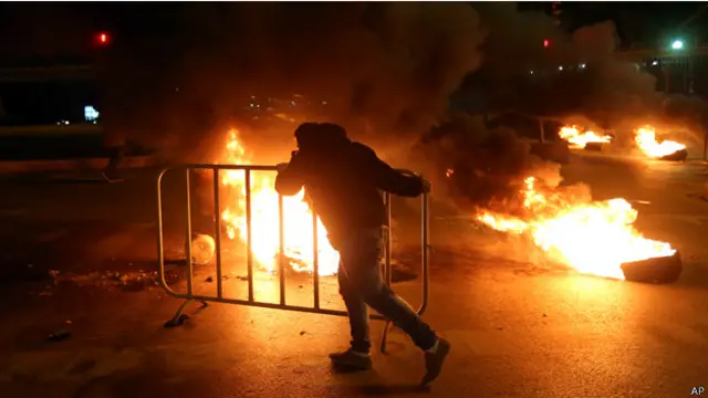 أغلق المتظاهرون عدة طرق في مختلف أنحاء لبنان