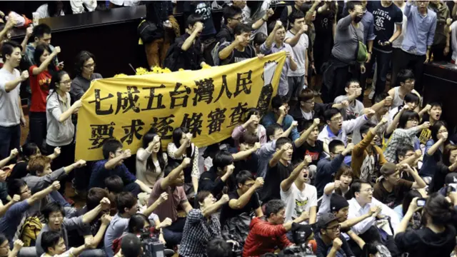 学生与场外公民团体周三早间发表声明说，占领立法院是因国民党立委张庆忠擅自宣布服贸协议不需审查，视影响台湾人民重大利益的服贸协议为行政命令，且粗暴无视民主程序，背弃此前承诺人民将逐条审议的决议。 