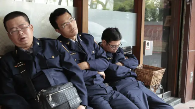 警方到周三中午虽尚无大规模的攻坚议场，但也封锁了议场只准出不许进，不让其它后续来到声援的学生或民众进入。
