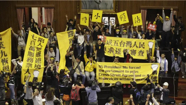 在当局从台湾各地调来的防暴警察人数正不断增加之际，在立法院外声援学生的群众人数也越来越多。