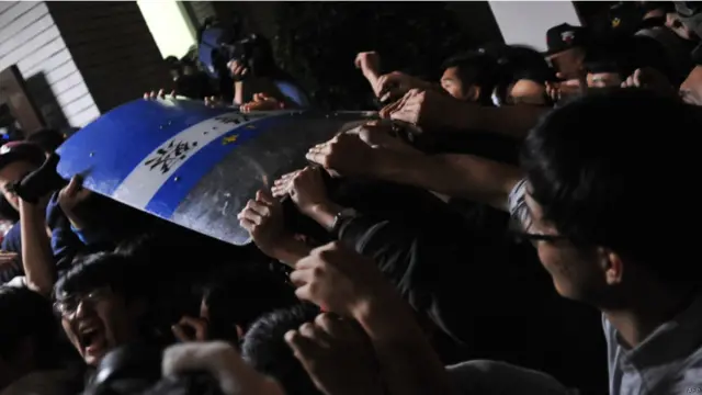 声明并提出要求马英九当局立刻退回服贸协议，以及立法院长王金平不要动用防暴警察进入立法院等。
