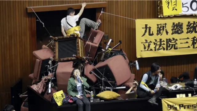 这些以学生为主占领议场的抗议者人数达数百人，他们在周二晚间突破警方封锁线占领议场后，警方彻夜虽试图驱离但并未成功。