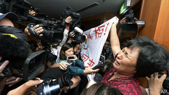 تفاقم حالة الإحباط بين أقارب ركاب الطائرة الماليزية