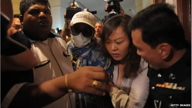 بستگان مسافران هواپیمای ناپدید شده از محل نشست خبری در کوالالامپور اخراج می شوند.