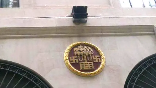 На одній з табличок ззовні Будинку Індії, що в центрі Лондона, зображено дві свастики