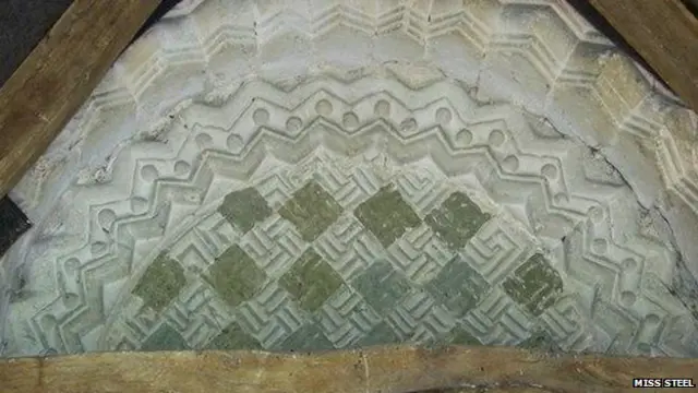 Тимпан церкви Св. Андрія поблизу маєтку Дарнфорд у Вілтширі прикрашений візерунком, схожим на свастику