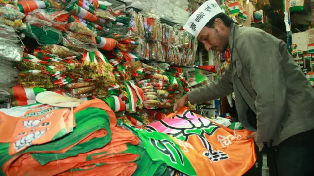 चुनावी सामग्री, झंडा, टोपी