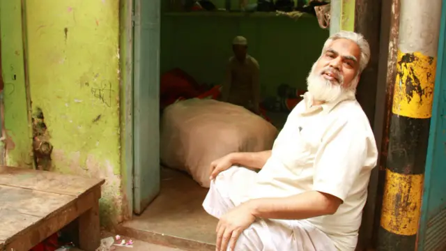 चुनावी सामग्री, झंडा, टोपी