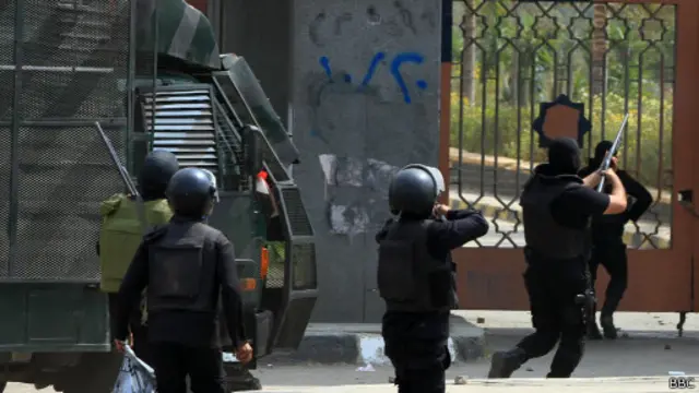 تشهد الجامعات المصرية اشتباكات مستمرة بين طلاب موالين للإخوان وقوات الأمن