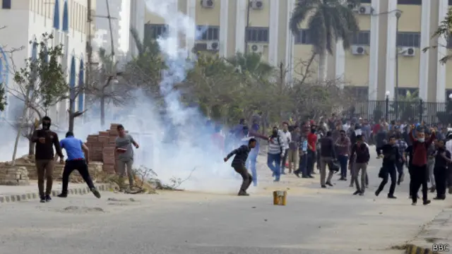 تشهد جامعة الازهر مظاهرات مستمرة احتجاجا على عزل الرئيس محمد مرسي المنتمي للإخوان المسلمين.