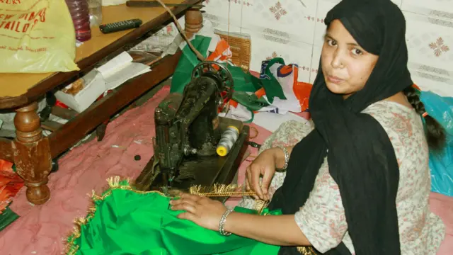 चुनावी सामग्री, झंडा, टोपी