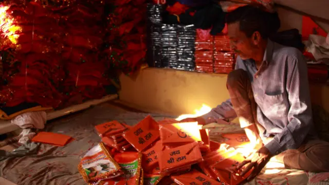 चुनावी सामग्री, झंडा, टोपी